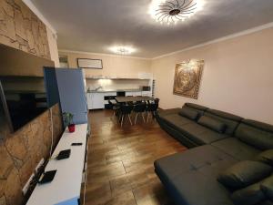 Kuchnia lub aneks kuchenny w obiekcie Black Brothers Wellness Apartments