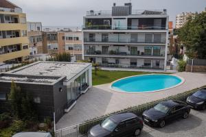 Výhled na bazén z ubytování Modern & Charming Apartment W/Pool by LovelyStay nebo okolí
