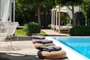 een zwembad met een rij handdoeken naast een zwembad bij Sea View Hotel in Athene