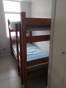 - deux lits superposés dans une chambre dans l'établissement vista playa los molles, à Los Molles