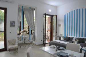 uma sala de estar com um sofá e uma mesa em Palazzo Persephone em Locri