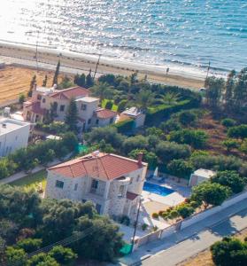 una vista aérea de una casa junto a la playa en Rafaella Beach Villa- Pvt Pool-Near Sea/Beach, en Argaka