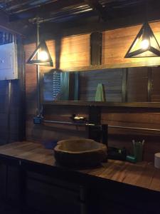 un mostrador con dos luces y un tazón en una mesa en Glamping Montecarlo Lodge Cubo de Madera-Guatapé, 