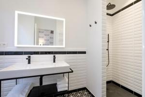 Vonios kambarys apgyvendinimo įstaigoje Fabulous apartments in Châtelain area