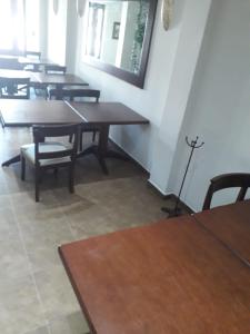 une salle à manger avec des tables et des chaises en bois dans l'établissement Hotel Marel, à Poza Rica de Hidalgo