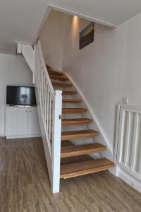 a staircase in a house with wooden steps at Stadtwohnung 8 in Wyk auf Föhr