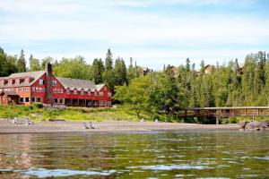 un gran edificio rojo junto a una masa de agua en The Historic Lutsen Lodge, en Lutsen