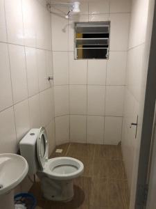 Koupelna v ubytování Ótima casa com piscina em Praia Grande