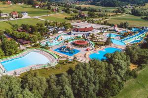 an overhead view of the water park at the resort at Holiday Cottage Krishtan in Podčetrtek