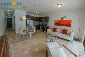 パーム・イーグル・ビーチにある112: 1-Bedroom Grd floor condo w/patio. Palm Beachのソファとテーブルのあるリビングルーム