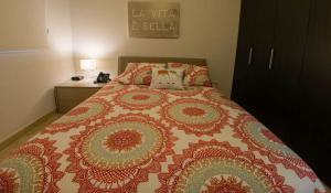 パーム・イーグル・ビーチにある112: 1-Bedroom Grd floor condo w/patio. Palm Beachのベッドルーム1室(赤と白のベッドカバー付) +21枚の写真