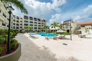 パーム・イーグル・ビーチにある112: 1-Bedroom Grd floor condo w/patio. Palm Beachのプールと椅子のあるリゾート、