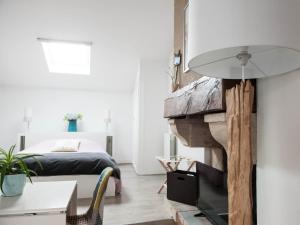 sypialnia z łóżkiem, stołem i lampką w obiekcie 1er secret de Honfleur w mieście Honfleur