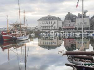 einen Yachthafen mit Booten im Wasser und in Gebäuden in der Unterkunft 1er secret de Honfleur in Honfleur