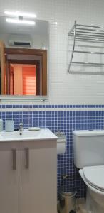 łazienka z umywalką, toaletą i lustrem w obiekcie Homes of Spain, Al Andalus Thalassa JO, Apartamento con vistas, WIFI w mieście Vera