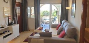 salon z kanapą i stołem oraz balkonem w obiekcie Homes of Spain, Al Andalus Thalassa JO, Apartamento con vistas, WIFI w mieście Vera