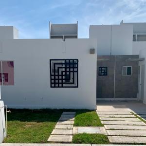 a white building with a window on the side of it at Hogar Cálido y Acogedor in León