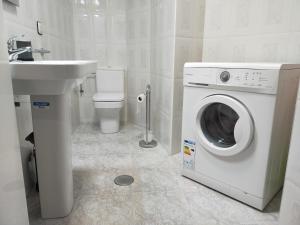 A bathroom at El Pozu las Ranas