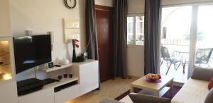 Telewizja i/lub zestaw kina domowego w obiekcie Homes of Spain, Al Andalus Thalassa JO, Apartamento con vistas, WIFI