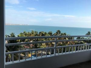 een balkon met uitzicht op de oceaan en palmbomen bij Departamento Carabelas de Colón in Playas