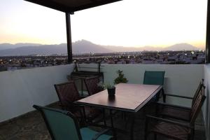 a table and chairs on a balcony with a view at Cerca del aeropuerto de mty y parques industriales in Monterrey