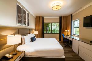 San Juan Hotel Miami Beach tesisinde bir odada yatak veya yataklar