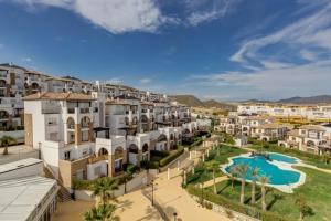 widok na duży kompleks apartamentów z basenem w obiekcie Homes of Spain, Al Andalus Thalassa JO, Apartamento con vistas, WIFI w mieście Vera