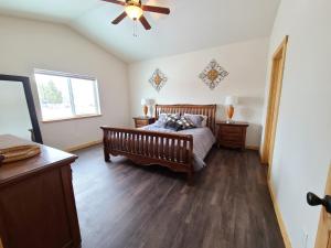 Schlafzimmer mit einem Bett und einem Deckenventilator in der Unterkunft Beaverhead House Rental in Dillon