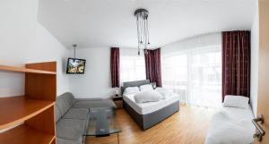salon z kanapą i stołem w obiekcie Landhaus Martinus w Solden