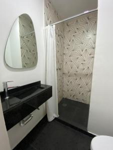 A bathroom at Suites Alcazar