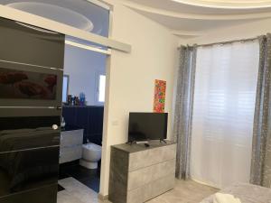 Televízia a/alebo spoločenská miestnosť v ubytovaní B&B Antichi Cortili