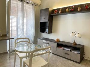 a dining room with a glass table and chairs at B&B Antichi Cortili in Termini Imerese