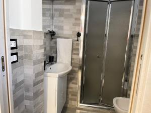 La salle de bains est pourvue d'un lavabo et d'une douche. dans l'établissement B&B Antichi Cortili, à Termini Imerese