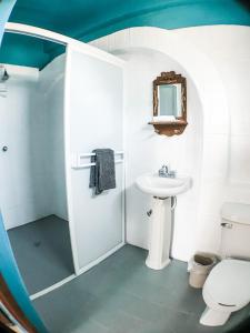 La salle de bains est pourvue d'un lavabo et de toilettes. dans l'établissement Colibri Hotel, à Cabo Corrientes