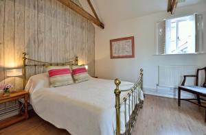 Llit o llits en una habitació de East Green Farm Cottages - The Granary