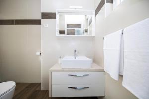 Koupelna v ubytování Apartments Lace + 80 fotografií