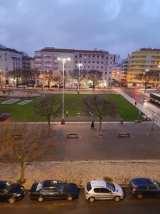 eine Gruppe von Autos auf einem Parkplatz geparkt in der Unterkunft Rainbow Guest House in Lissabon