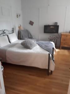 a bedroom with a bed and a television in it at B&B Le Transit in Quebec City