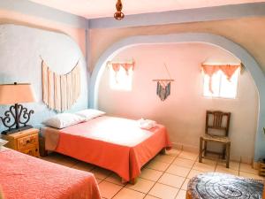 - 2 lits dans une chambre avec plafond voûté dans l'établissement Colibri Hotel, à Cabo Corrientes