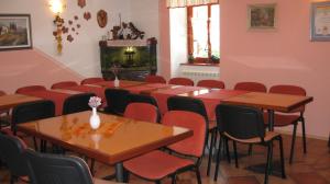 Reštaurácia alebo iné gastronomické zariadenie v ubytovaní Tourist Farm Dujceva Domacija