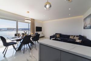 uma sala de estar com uma mesa e um sofá em Apartman Blue Wave em Trogir