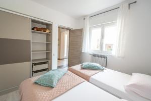 Postel nebo postele na pokoji v ubytování Two-Bedroom Apartment in Crikvenica XCVII