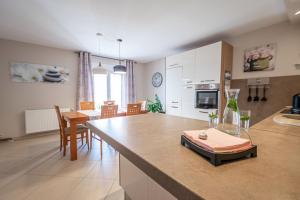 Kuchyň nebo kuchyňský kout v ubytování Two-Bedroom Apartment in Crikvenica XCVII