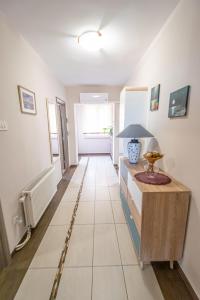 Kuchyň nebo kuchyňský kout v ubytování Two-Bedroom Apartment in Crikvenica XCVII