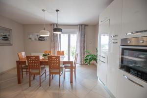 Kuchyň nebo kuchyňský kout v ubytování Two-Bedroom Apartment in Crikvenica XCVII