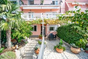 Zahrada ubytování Two-Bedroom Apartment in Crikvenica XCVII