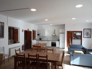 A kitchen or kitchenette at Albergue Fresno de Cantespino - La Tormenta