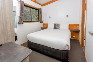 Un dormitorio pequeño con una cama y una ventana. en BIG4 Melbourne Holiday Park, en Melbourne 36 fotos más