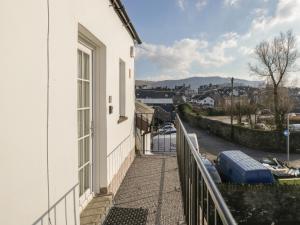 - un balcon offrant une vue sur la rue dans l'établissement Oak View, à Keswick