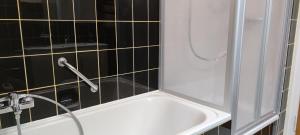 Ένα μπάνιο στο Schöne und optimal gelegene Wohnung OG +17 φωτογραφίες